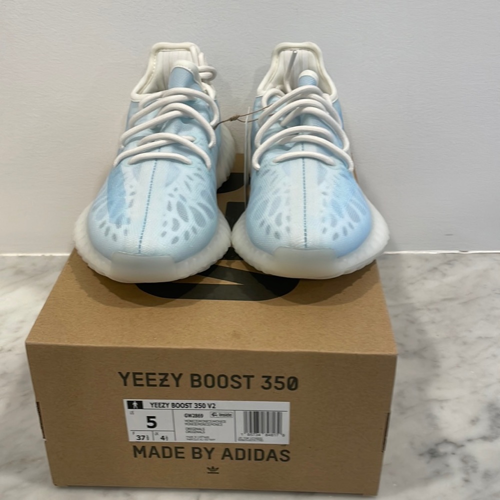 Yeezy Boost 350 V2 MonIce - style GW2859